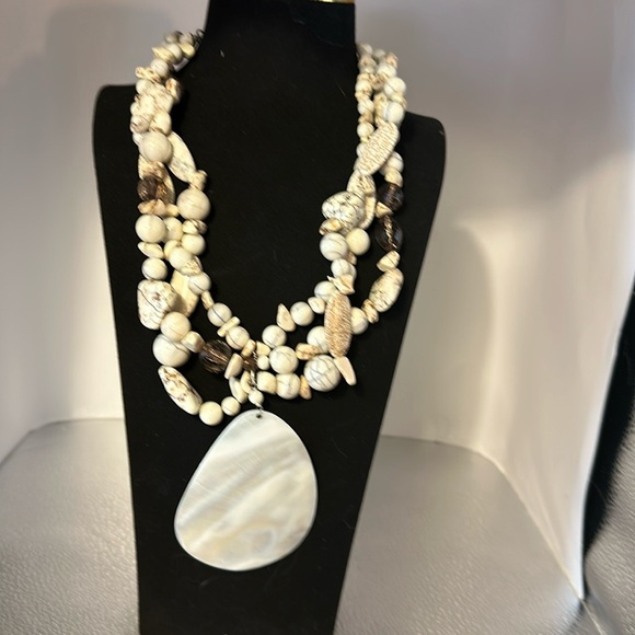 Chico’s absolutely gorgeous shell necklace. There’s a huge shell pendant. - Picture 1 of 3